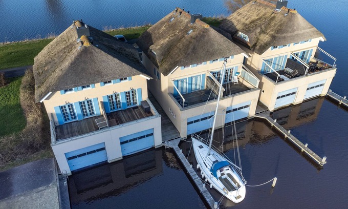 Stavoren House | Thatched house with water views