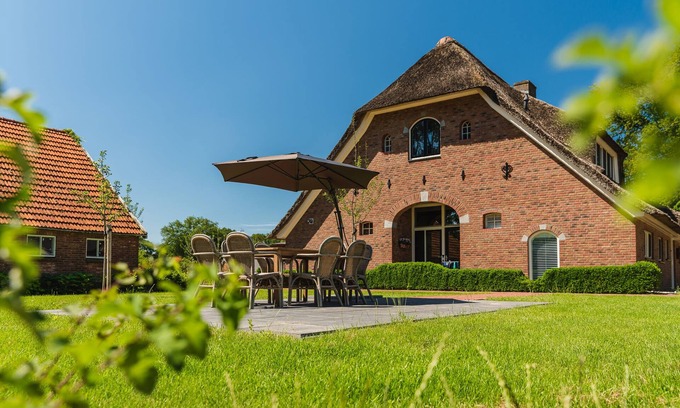 Notter Cabin | Thatched, luxurious and spacious holiday farmhouse