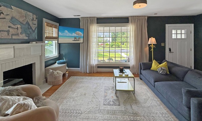 Sunset Park House | The Abstract Abode ~ Creative & Cozy Stay Curated by Local Artist -Near Downtown