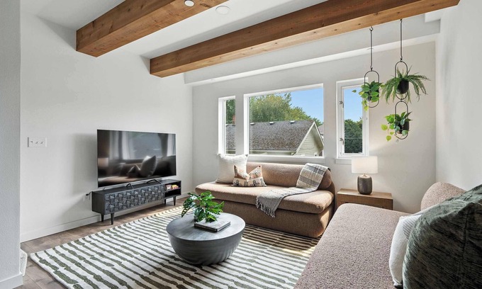 Kerns House | The Adelynn 5BR - Sleek - Spacious - Walkable