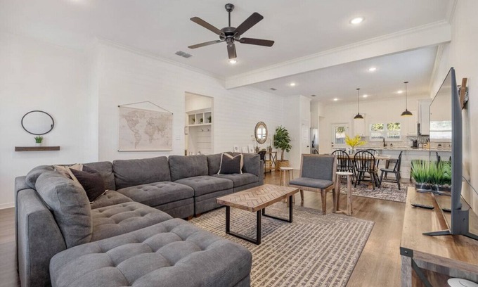 Tyler Apartment | THE ALAMO HOUSE King size bed Fast internet!