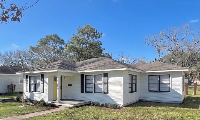 Bay City House | The Aloha Surf Bungalow Bay City Texas