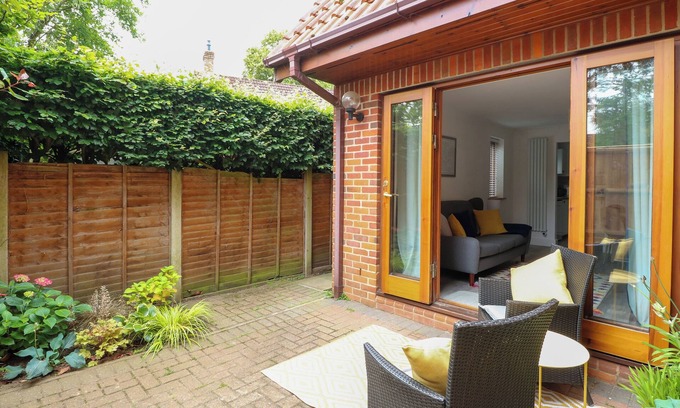 Coltishall Cottage | THE ANNEXE AT NUMBER 4, romantic, with a garden in Coltishall