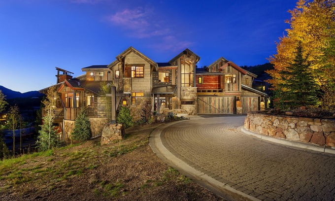 Breckenridge House | The Apex of Ski-In Ski-out Estates. Walk to Restaurants, Theater, Hot Tub, Game Tables!