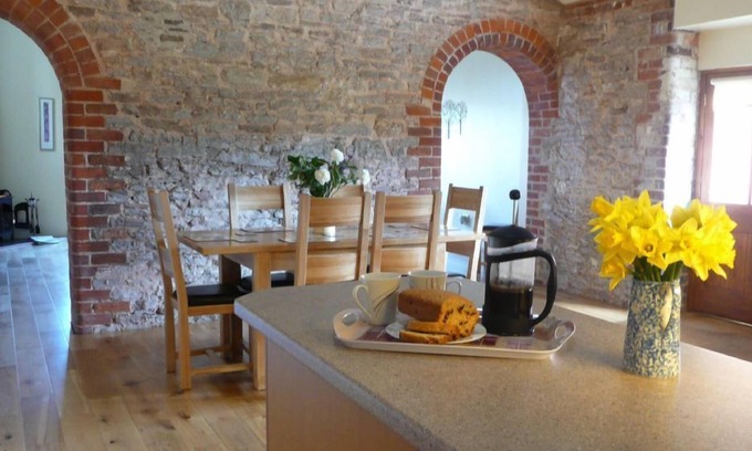 Alberbury Cottage | The Arches - sleeps 7 guests in 4 bedrooms