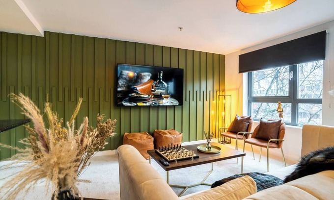 Kelvinbridge Apartment | The Arran Suite - Your Stylish Scottish Getaway!