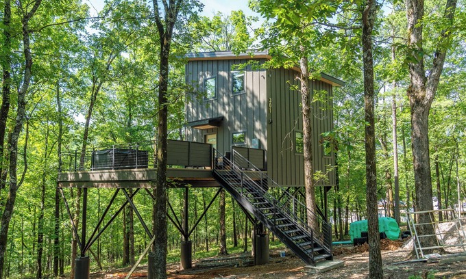 Hot Springs Cabin | The Arrow Treehouse - Sleeps 6