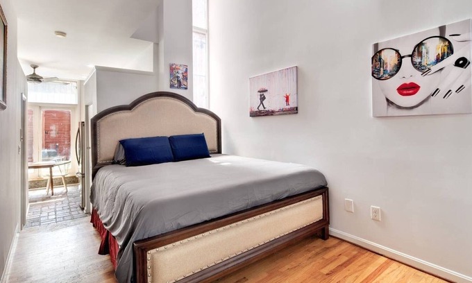 H Street Corridor Bed & Breakfast | THE ART COLLECTOR! National Mall, Hst, CAPITAL Hill, Union Station Unit B