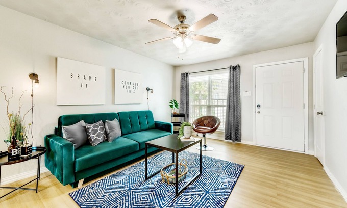 Old East Dallas Apartment | The Art Deco & Arboretum Tickets Included