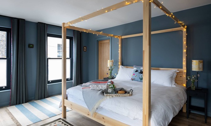 Kingsbridge Apartment | The Art Loft - an apartment that sleeps 4 guests in 2 bedrooms