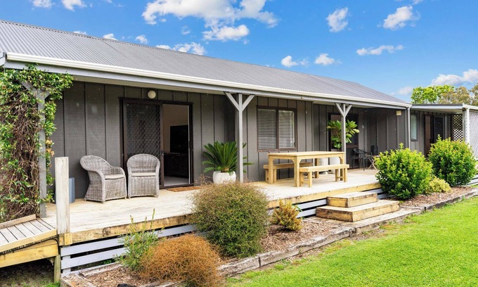 Matakana House | The Artisans Rest - Matakana Village Holiday Home