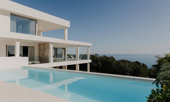 Camps Bay Villa | The Avenues - Spacious 8-bedroom villa in Bakoven