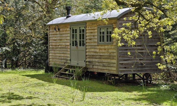 Steyning Cabin | The Bakers Hut - a lodge/cabin that sleeps 2 guests in 1 bedroom