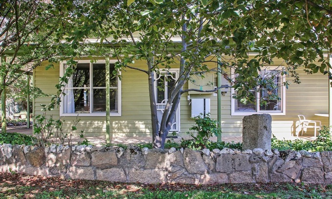 Beechworth House | The Bark Hut – a cosy retreat just steps from Beechworth’s best!
