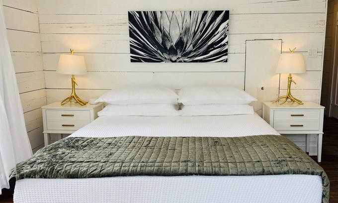 Albany Cabin | The Bass Hall Casita on Hubbard Shores