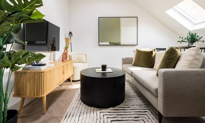 Shaftesbury Apartment | The Battersea Classic - Charming 2BDR Flat with Study Room
