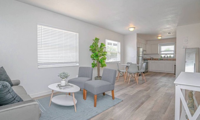 North Hyde Park Apartment | The Bayside Retreat - Unit A by Mane Suites