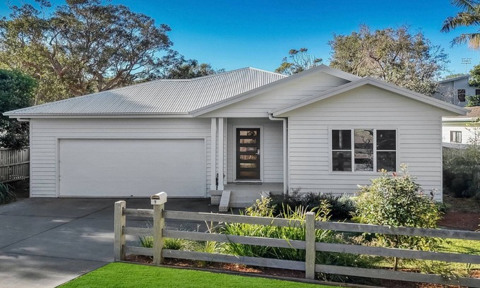 Macmasters Beach House | THE BEACH PAD | wifi, walk to beach | Accom Holidays