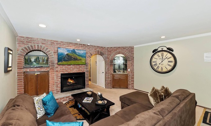 Summit Estates Condo | The Bear's Den By Destination Big Bear: Prime Location! WALK TO SNOW SUMMIT MT. RESORT! The Bears Den Welcomes ALL Mountain Adventure Enthusiasts! Cozy 2 Bedroom Condo!
