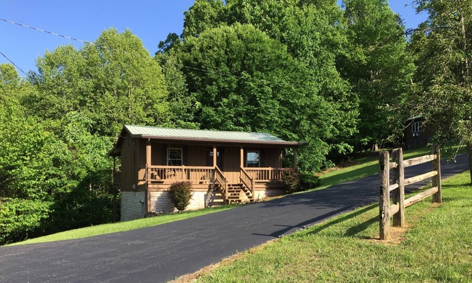 Byrdstown Cabin | The Bear's Den/Dale Hollow Lake/Minutes To Sunset, Star Point And Eagle Cove