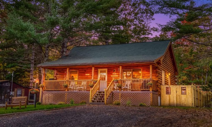 Brownfield House | The Bear's Den - Hot Tub & Incredible Lake Access