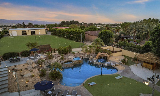 Bermuda Dunes House | The Bentley Estate: Karaoke, Grotto, Sauna, Putting Green, BBQ!