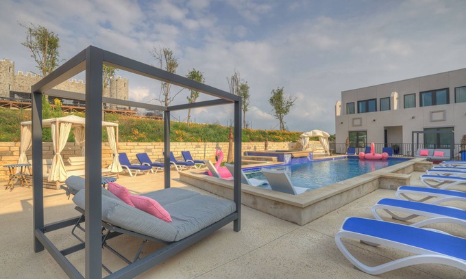 Johnson City Hotel | The Bentley Hotel - Beatles Room - Hill Country View