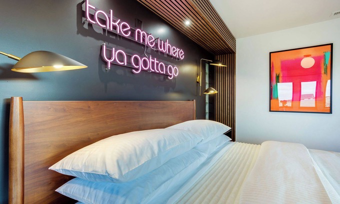 Newport House | The Berry @ The Louie Boutique Motel, Walk to Everything! Dog Friendly!