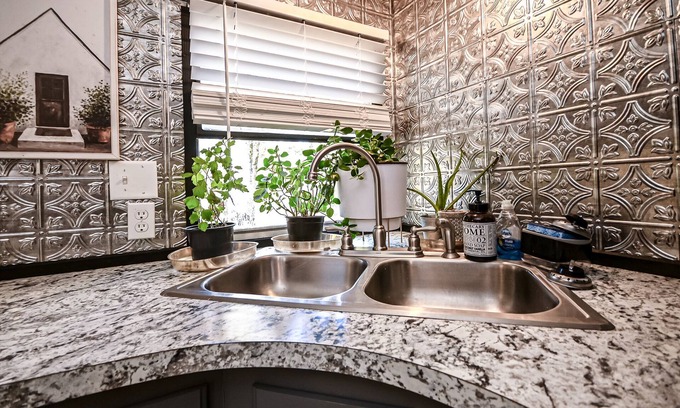 Hatfield House | The Best of Both Worlds: Close to Town and Outdoor Activities w Hot Tub!