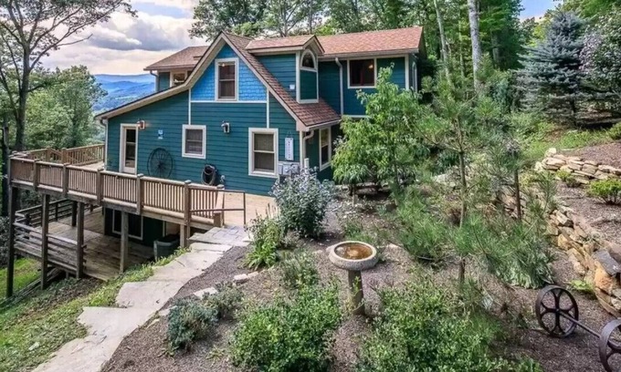 Boone House | The Best Of View - Pet Friendly! Beautiful mountain views just north of Boone!