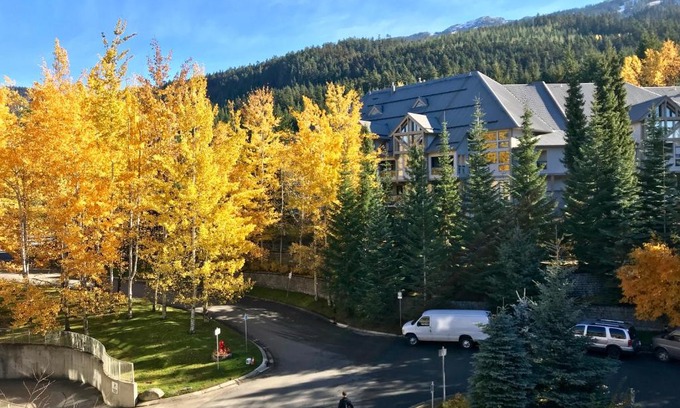Upper Village Apartment | The Best Top Floor Ski-in/Ski-out at the Aspens