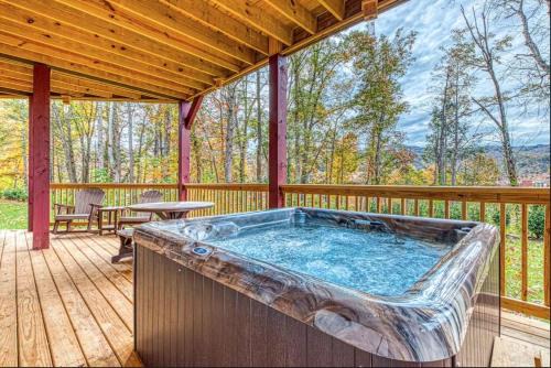 Gatlinburg House | The Big Willow Retreat by Stony Brook Cabins