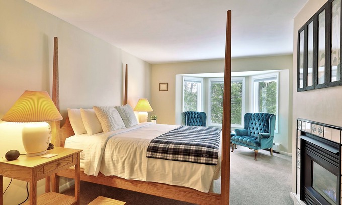 Killington Cabin | The Birch Ridge: Blue Velvet Room #10 - Queen Suite in Killington, Vermont. Hot Tub. Lounge.