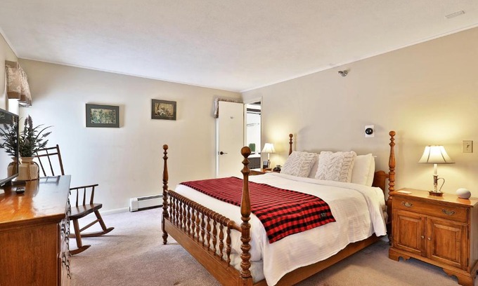 Killington Cabin | The Birch Ridge- Colonial Maple Room #1 - Queen Suite in Renovated Killington Lodge home