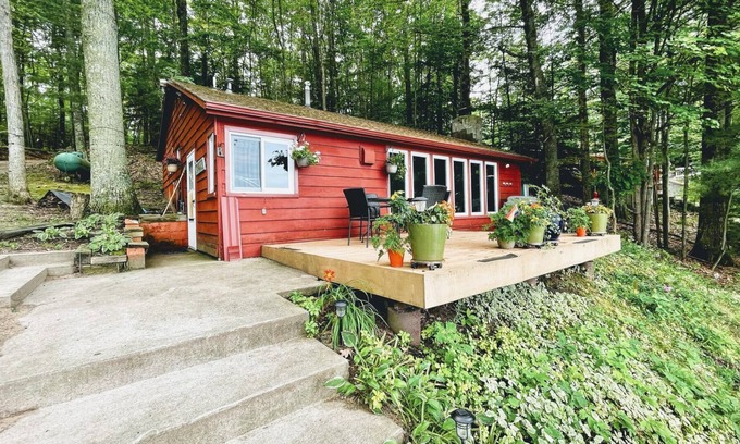 Mayfield Cottage | The Bird's Nest Cottage on High Lake TC MI Sleeps 8
