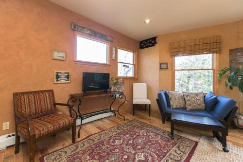 Chestnut Hills Apartment | The Birdhouse Sweet suite! Downtown Roof top deck!