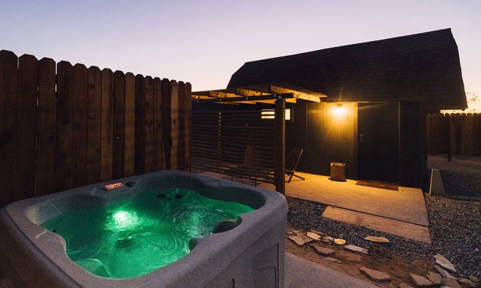 Twentynine Palms Apartment | {The Birdie} King Bed, Hot Tub, Outdoor Soaking Tub. Near JTNP