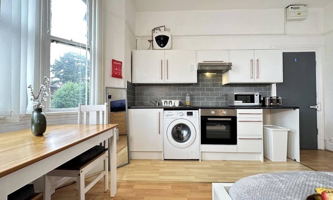 Edgbaston Apartment | The Birmingham Chic Retreat