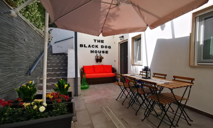 Valenzano Apartment | The black dog house