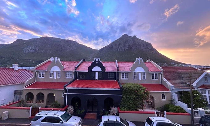 Muizenberg House | ‘The Black Pearl’ - Surfers Corner, Muizenburg