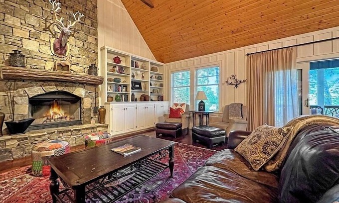 Highlands Cabin | The Blackberry | Beautiful Custom Home with Screened in Porch & Hot Tub