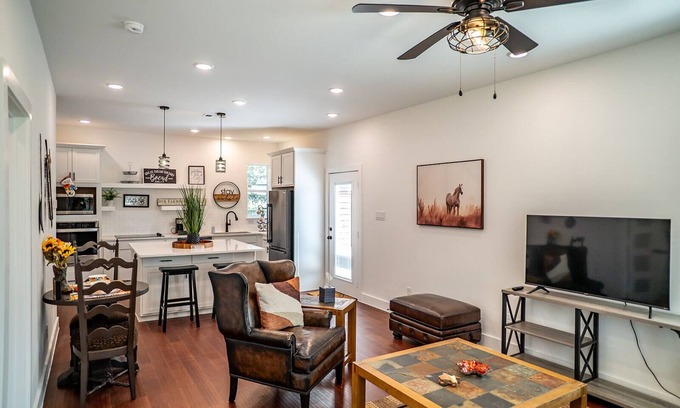 Burleson House | The Blue Barn in pleasant Burleson with AC