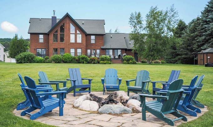 Boyne City House | The Blue Dog Lodge on Deer Lake | Close to Boyne Mountain | Fireplace | Beach