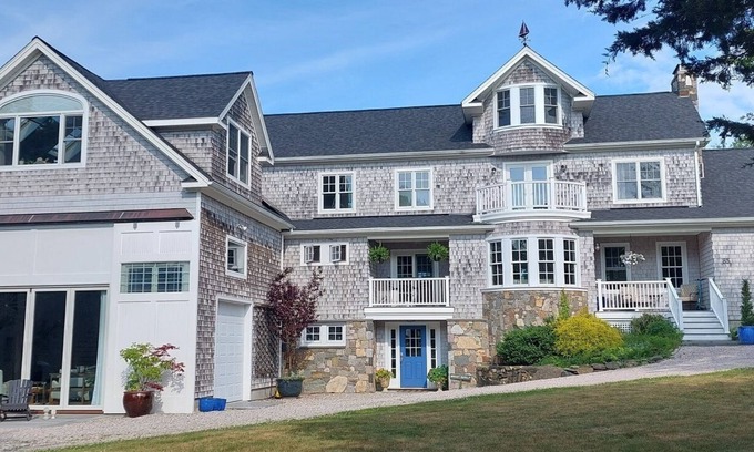 Jamestown House | The Blue Peter House at Jamestown Village - Walk Downtown + 5 min drive to beach