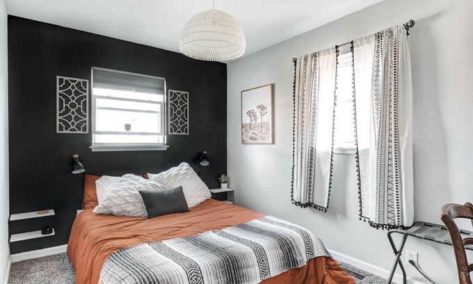 Fountain Square House | The Blue Villa !Amenities! Pet Friendly + Fence