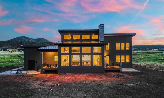 Fort Valley House | The Bluebird Flagstaff | Luxury| Sleeps 26| VIEWS