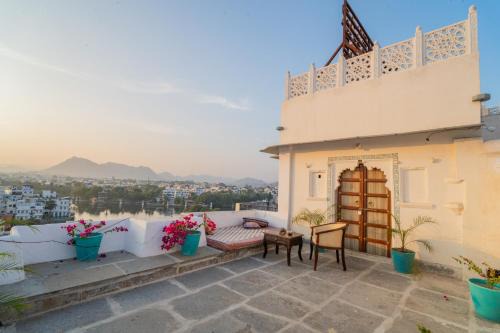 Lake Swaroop Sagar Bed & Breakfast | The Boho Royal Udaipur