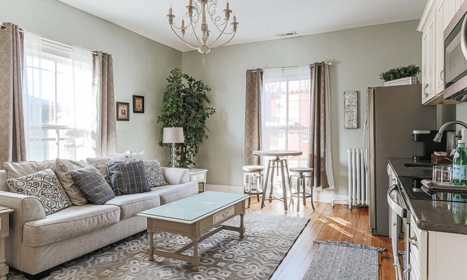 Staunton Apartment | The Bons Amis Suite: Walk Downtown!