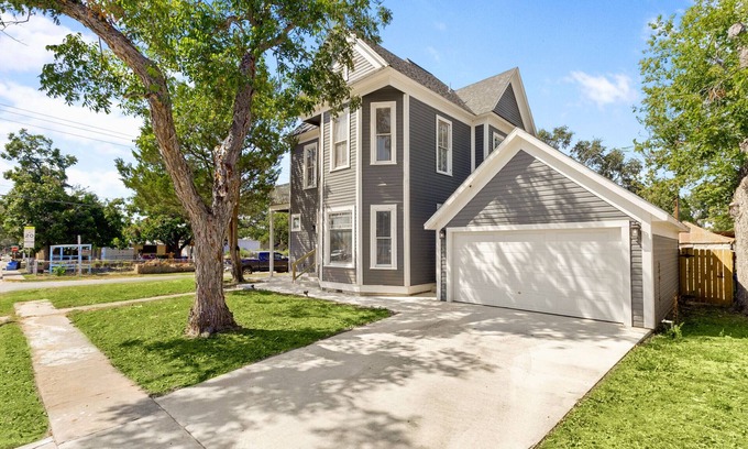 Seguin Ski Chalet | The Bowie Grand - Historic Comfort in Seguin