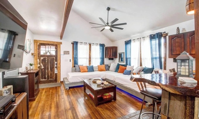 Northeast Virginia Beach House | The Breakaway - VIBE Beach Cottage - Walk to Beach - Large Groups Welcome